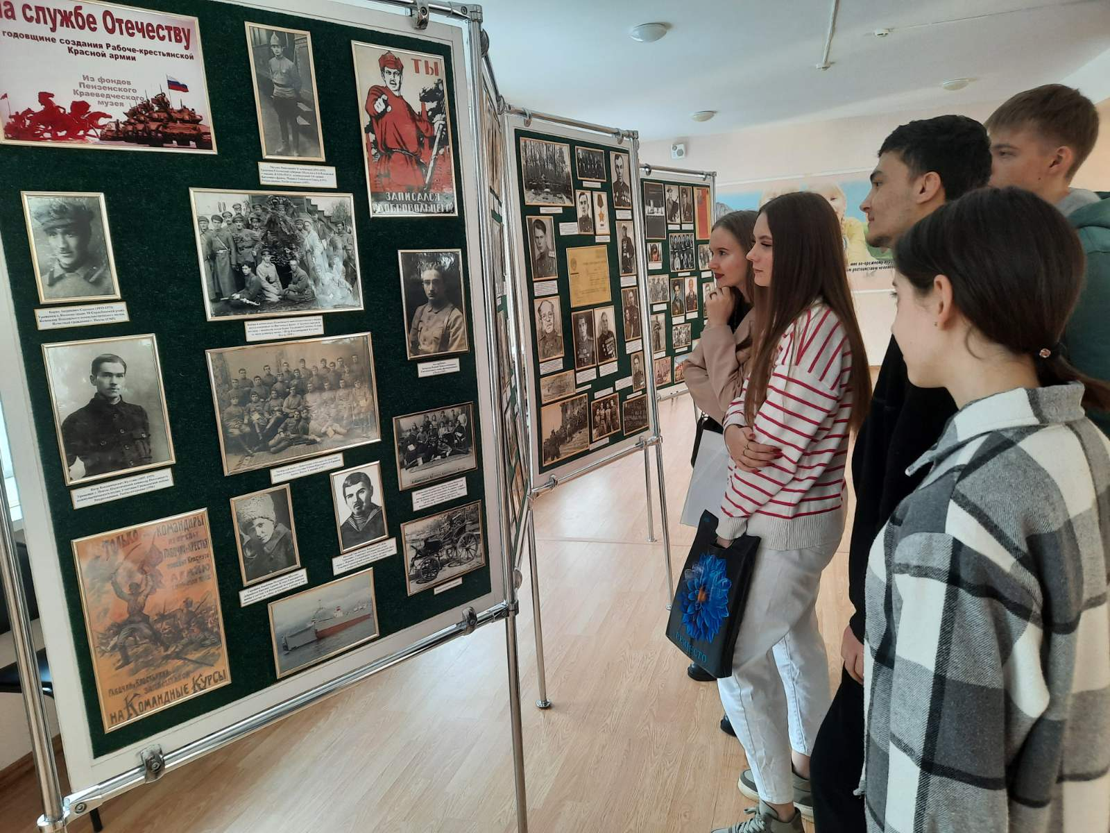 Посещение выставки Защитники отечества